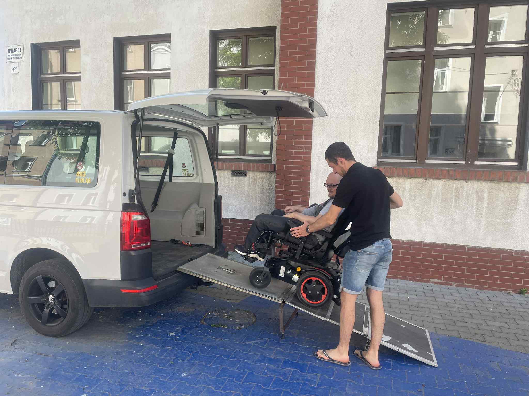 Transport na wózku inwalidzkim i asysta door-to-door